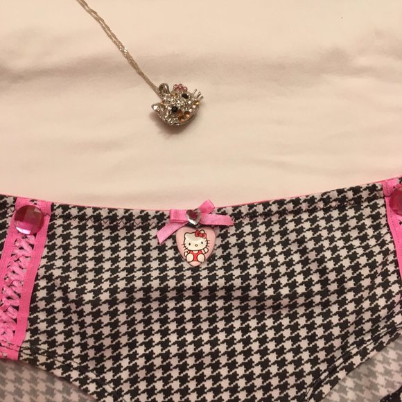 ADORABLE tank and hot shorts set with hello kitty and crystal details - Picture 10 of 14